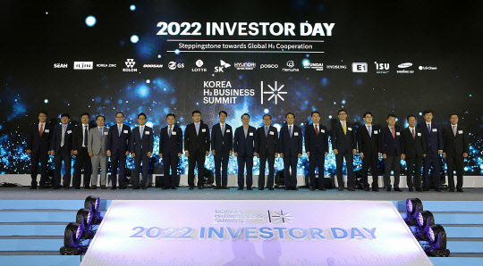 장희구(왼쪽 네 번째) 코오롱인더 사장이 6일 서울 동대문 디자인플라자에서 열린 '코리아 H2서밋 인베스터데이'에 참석해 참석자들과 기념사진을 촬영하고 있다. <코오롱그룹 제공>